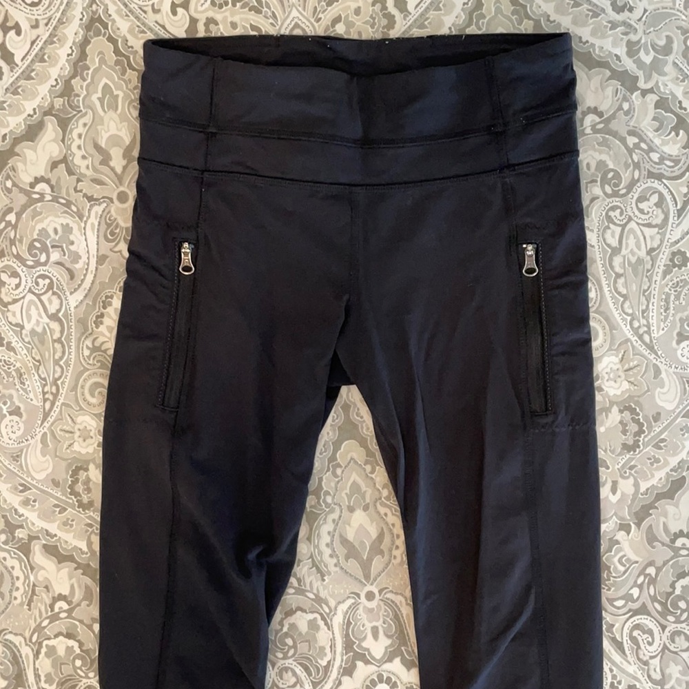 Black Lululemon pants.